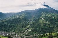 Volcn Tungurahua (5016 m) nad mstekem Baos (1800 m)