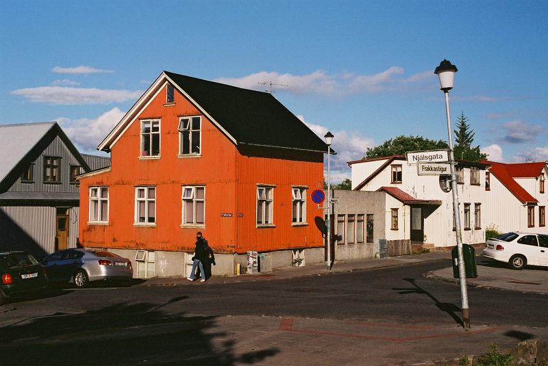 Postrann uliky v centru Reykjavku s typickmi domky s vlnitm plechem