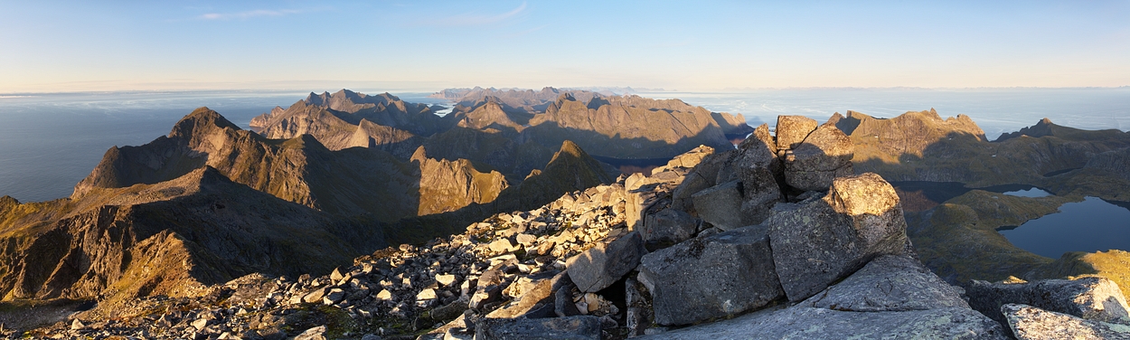 IMG_6566_hermannsdalstinden.jpg - Hermannsdalstinden - vrcholové panorama