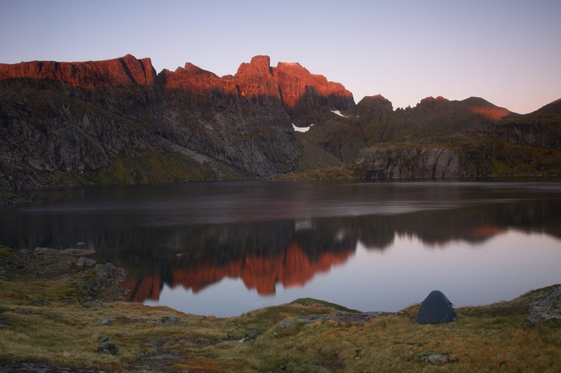 IMG_6594.jpg - Východ slunce u jezera Krokvatnet, v němž se zrcadlí druhá nejvyšší hora ostrova - Ertenhelltinden