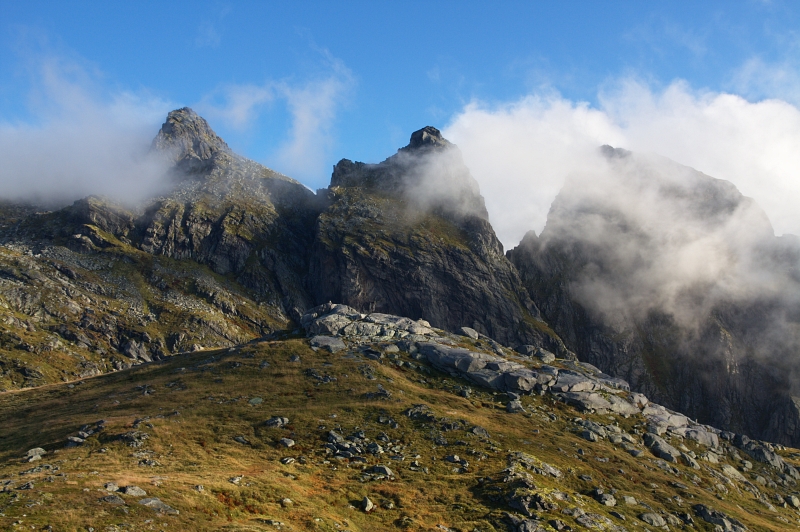 IMG_6606.jpg - Z mraků vystupuje rozeklaný masiv vrcholu Munkan (797 m)