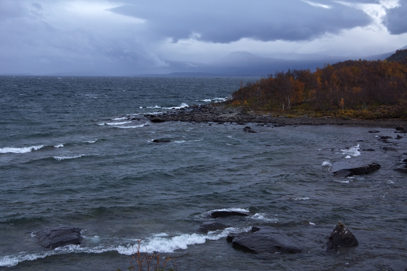 IMG_6710.jpg - Po přejezdu hraničních hor z Norska do Švédska se dramaticky zhoršilo počasí - rozbouřené jezero Torneträsk