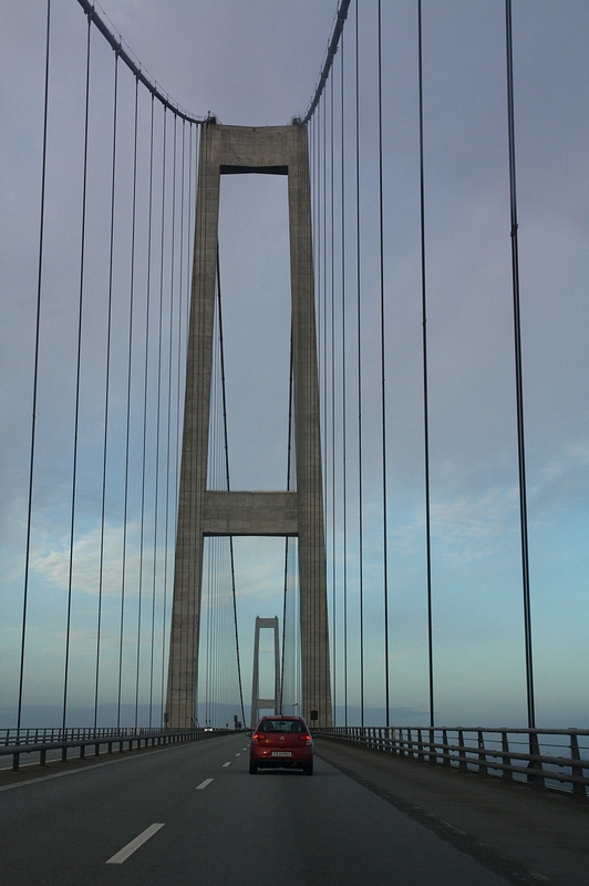 IMG_6744.jpg - Na mostě přes úžinu Velký Belt v Dánsku mezi ostrovy Sjælland a Fyn. S rozpětím hlavního pole 1 624 m jde v současnosti o třetí nejdelší visutý most na světě. Celkově je dlouhý 6 790 metrů.
