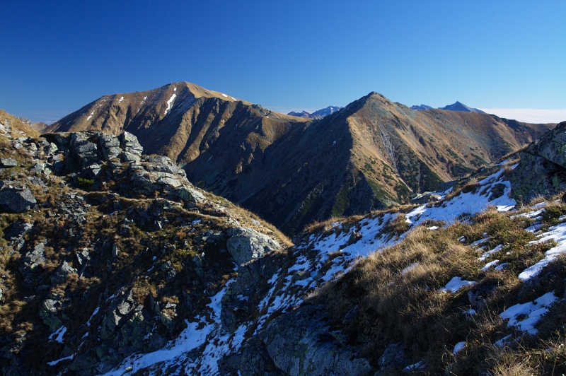 IMG_4324.jpg - Bystrá (2248 m) a Nižná Bystrá (2163 m), za kterou vyčuhují Vysoké Tatry. Bystrá je nejvyšší vrchol Západních Tater.