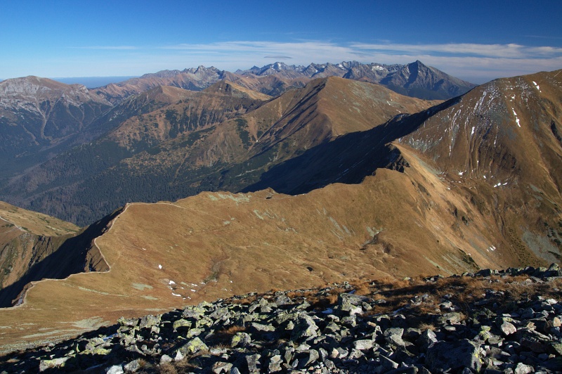 IMG_4436.jpg - Výhled z Klinu na východ - na Gáborovo a Bystré sedlo, výraznou Veľkou Kamenistou a samozřejmě na Vysoké Tatry v pozadí