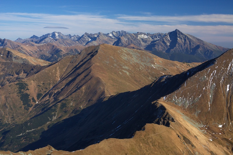 IMG_4442.jpg - Výhled z Klinu na Vysoké Tatry s dominantním Kriváněm, v popředí Bystré sedlo a dále Pyšné sedlo a Veľká Kamenistá