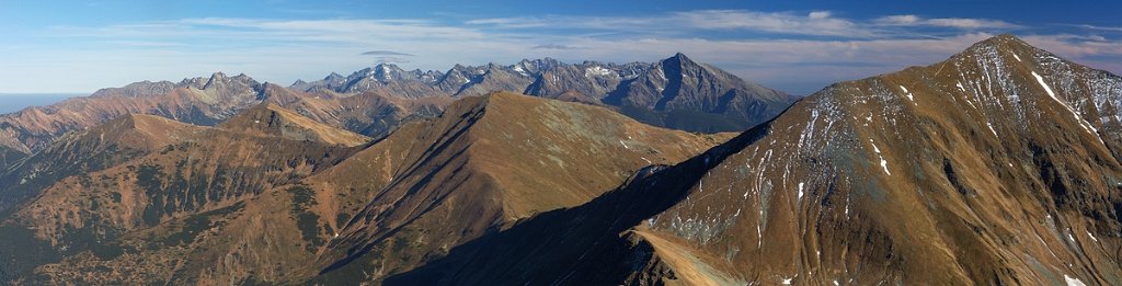 vysoke_tatry_s_bystrou_m.jpg - Panorama Západních Tater s jejich nejvyšším vrcholem Bystrá (vpravo) a Vysokých Tater s dominantním Kriváněm. Pohled z vrcholu Klinu.