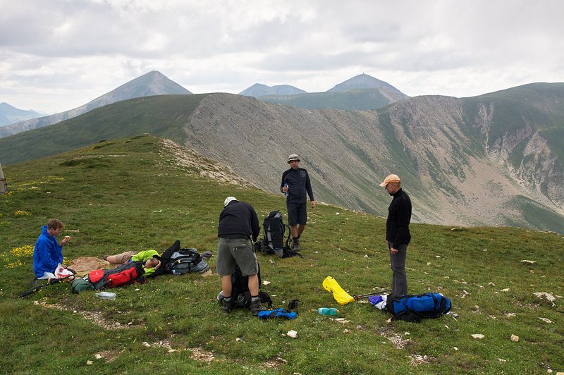 IMG_0973.jpg - Konečně na hřebeni Ceripašina Planina ve výšce 2531 m. V pozadí nejvyšší vrcholy Šar Planiny, na které máme namířeno - zleva Bakardan (2704 m), Turčín (2702 m) a Titov vrv (2747 m).