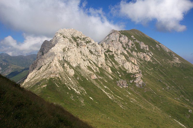 IMG_1185.jpg - Mezi nezaměnitelné vrcholy v hřebeni Šar Planiny patří rozhodně Treskavec a Kobilica