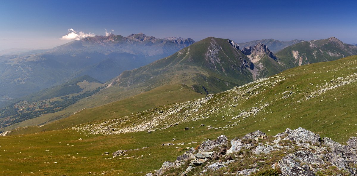 IMG_1225_crni-vrv.jpg - Výhled zpod vcholu Crni vrv na hory Kobilica, Treskavec a dále masiv Titova vrvu v pozadí. V dálce na obzoru je patrné i pohoří Korab.
