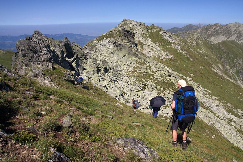 IMG_1270.jpg - Za Peskovi začíná skalnatá část hřebene Šar Planiny kolem hory Ezerski vrv.