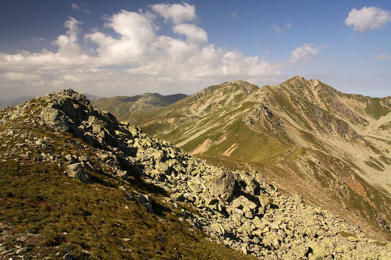 IMG_1314.jpg - Pohled zpět z vrcholu Rafša na skalnatou část hřebene kolem Ezerskiho vrvu.