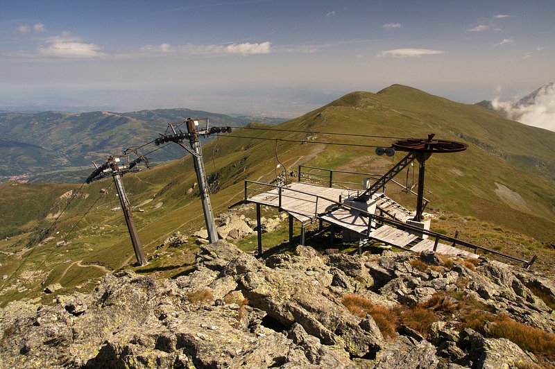 IMG_1320.jpg - Na vrcholu Kućinagledski vrv jsou zbytky vleků bývalého kosovského lyžarského střediska Brezovica