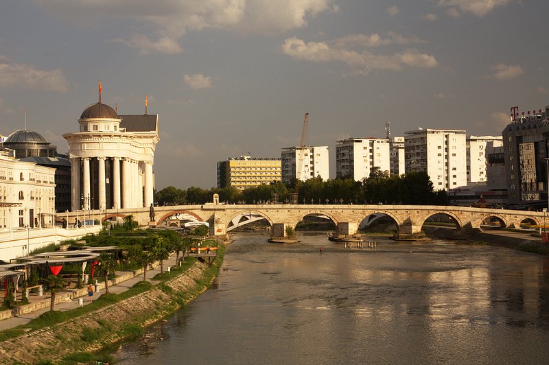 IMG_1357.jpg - Centrum Skopje - řeka Vardar a Kamenný most