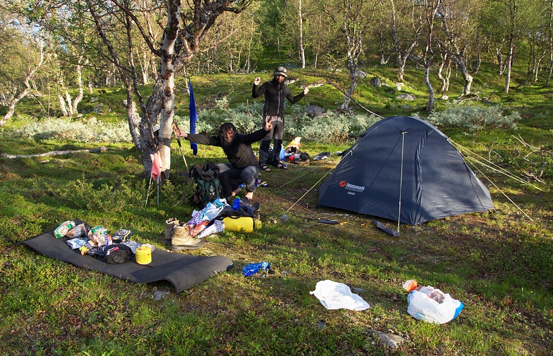 IMG_7660.jpg - První nocleh nedaleko mostu přes řeku Sjnjuvtjudisjåhkå. Jsme na místě, kde se setkávají hranice třech národních parků - Sarek, Stora Sjöfallet a Padjelanta