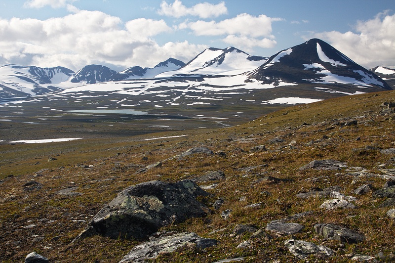 IMG_8184.jpg - Náhorní planina Luohttoláhko s jezerem Luohttojávrre a s ledovci Oarjep Luohttojiegna a Svenonius Glaciär v horách na obzoru