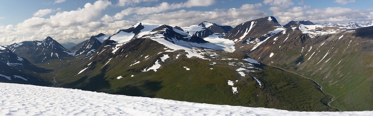IMG_8200_naite-vyhled-sever.jpg - Výhled z Nåite na sever - severozápad do nitra Sareku. Na protější straně se nad údolím Sarvesvágge tyčí hory masivu Oalgásj s ledovcem Áhkájiegna - Kanalberget (1937 m), Áhkátjåhkkå (1974 m), Sadelberget (1850 m), Ridátjåhkkå (1944 m).