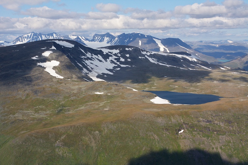 IMG_8204.jpg - Výhled z Nåite na jezero Dielmajávrre pod horou Tielma a na nejvyšší vrcholy Sareku v masivu Sarektjåhkkå v pozadí