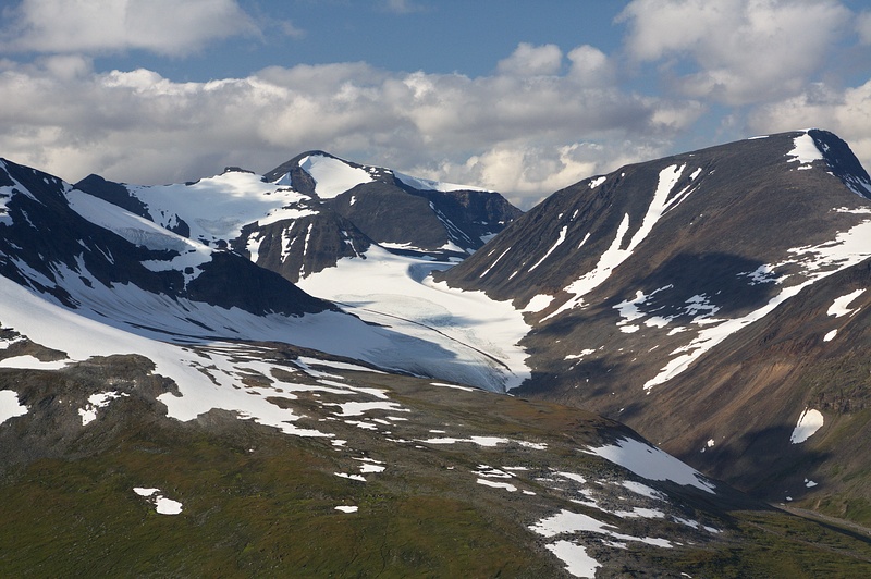 IMG_8234.jpg - Detailní pohled z Nåite na ledovec Áhkájiegna s dominantní horou Áhkátjåhkkå v pozadí, kterou částečně zakrývá Sadelberget vlevo, zatímco Kanalberget zabírá pravý okraj snímku