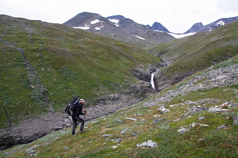 IMG_8379.jpg - Po překonání řeky Ruopsokjåhkå stoupáme z kaňonu, kterým protéká