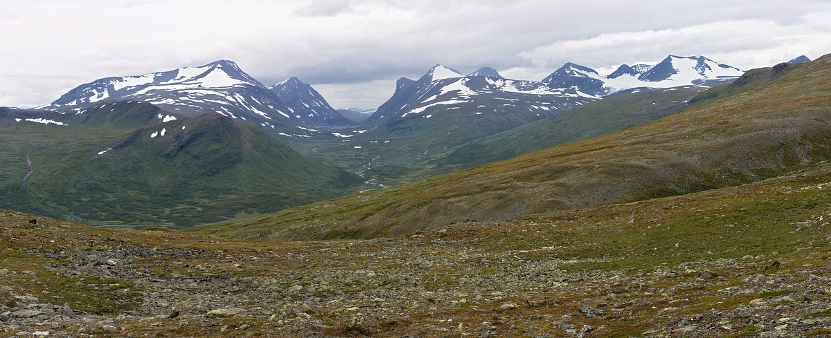 IMG_8381_njoatsosvagge.jpg - Panorama hor obklopujících údolí Njoatsosvágge