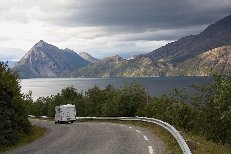 IMG_8465.jpg - Silnice E6 vedoucí podél fjordu Langfjorden na severu Norska nedaleko města Alta