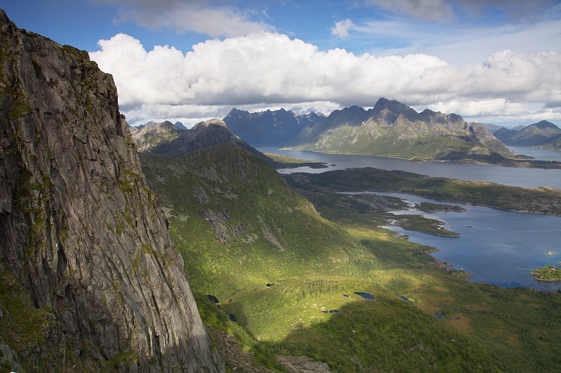 IMG_8569.jpg - Výhled ze sedla pod Fløyou na hory na severozápadě ostrova Austvågøya a na fjord Austnesfjorden