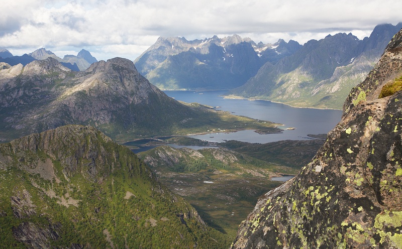 IMG_8611.jpg - Výhled z hory Fløya směrem k vrcholům masivu Trolltindan vyrůstajícím strmě z fjordu Austnesfjorden