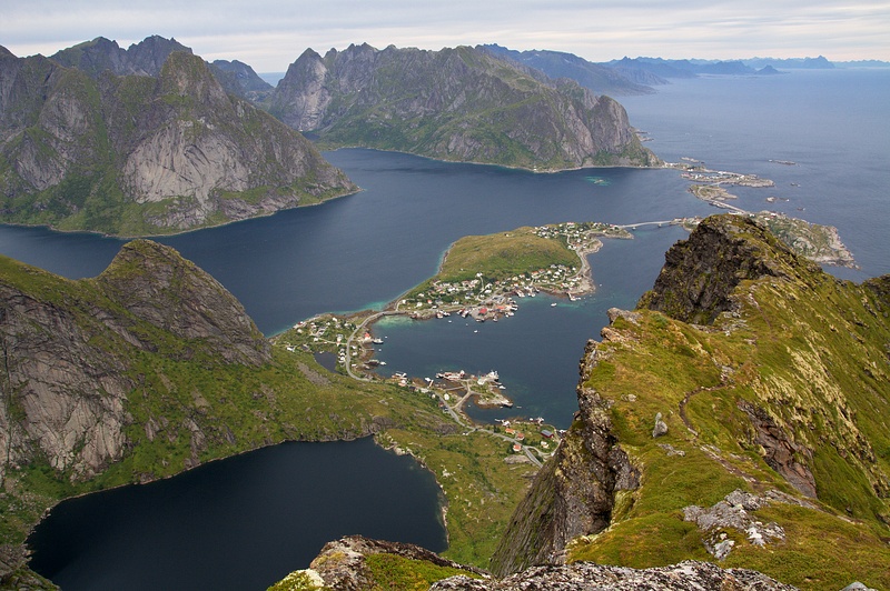 IMG_8781.jpg - Výhled na Reine a okolní hory ostrova Moskenesøya z Reinebringen