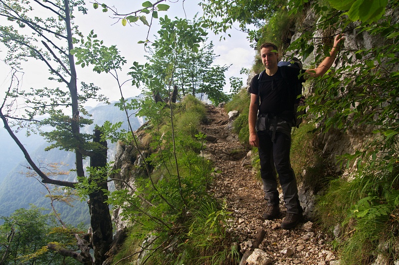 IMG_9666.jpg - Naše třídenní túra začíná kousek za Bohinjským jezerem u Koče pri Savici (653 m n. m.), a to strmým výstupem po turistické stezce skalní stěnou Komarča