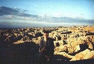 Prvn rann paprsky dopadaj na msn krajinu Badlands