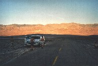 V Death Valley po vchodu slunce