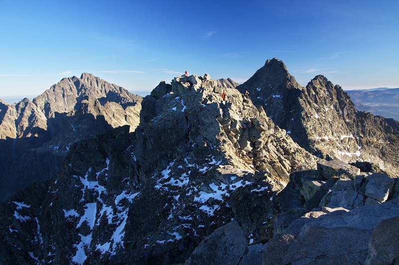 IMG_9039.jpg - Rysy - pohled na střední a zároveň nejvyšší vrchol (2503 m) a na Gerlachovský štít a Vysokou v pozadí