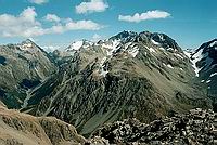 Výhled cestou na Mt. Campbell (z cca. 1700 m)