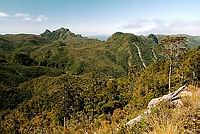 Pinnacles (v pozadí)