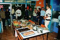 Mezinárodní menu při svatební hostině v hostelu
