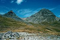 Pohled z Traverse Saddle na vrchol 2100 m (vlevo) a Rainbow Pass