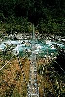 Swingbridge ("houpací most") přes řeku Taipo