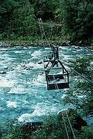 Lanovka na ruční pohon přes řeku Taipo