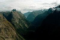 Výhled z Gertrude Saddle (1410 m) směrem k Milford Sound
