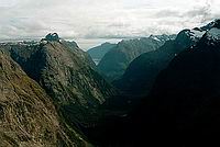 Vhled z Gertrude Saddle (1410 m) smrem k Milford Sound