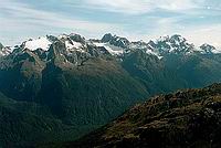 Darran Mountains včetně nejvyšší hory Fiordlandu Mt. Tutoko (2746 m) a Hollyford Valley - pohled z Conical Hill