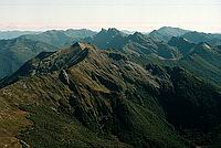 Výhled z Kakapo Peak na Douglas Range (v pozadí Dragon's Teeth)