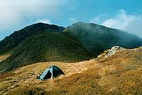 Nocleh na hřebeni pod Kakapo Peak