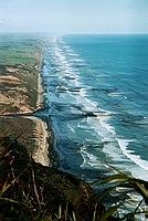 Pohled z útesu Mt. Manganui na Ripiro Beach - nejdelší pláž Nového Zélandu