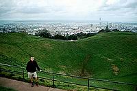 Auckland a kráter jedné z mnoha sopek - Mt. Eden