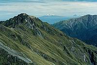 Te Hekenga (1695 m) a na obzoru sopky v NP Tongariro