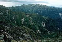 Výhled na včerejší úsek cesty (nalevo ční Mt. Tiraha)